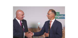 (a sin.) Hugh Grant, Chairman and Chief Executive Officer of Monsanto. (a des.) Werner Baumann, CEO of Bayer AG durante la firma dello storico accordo di acquisizione