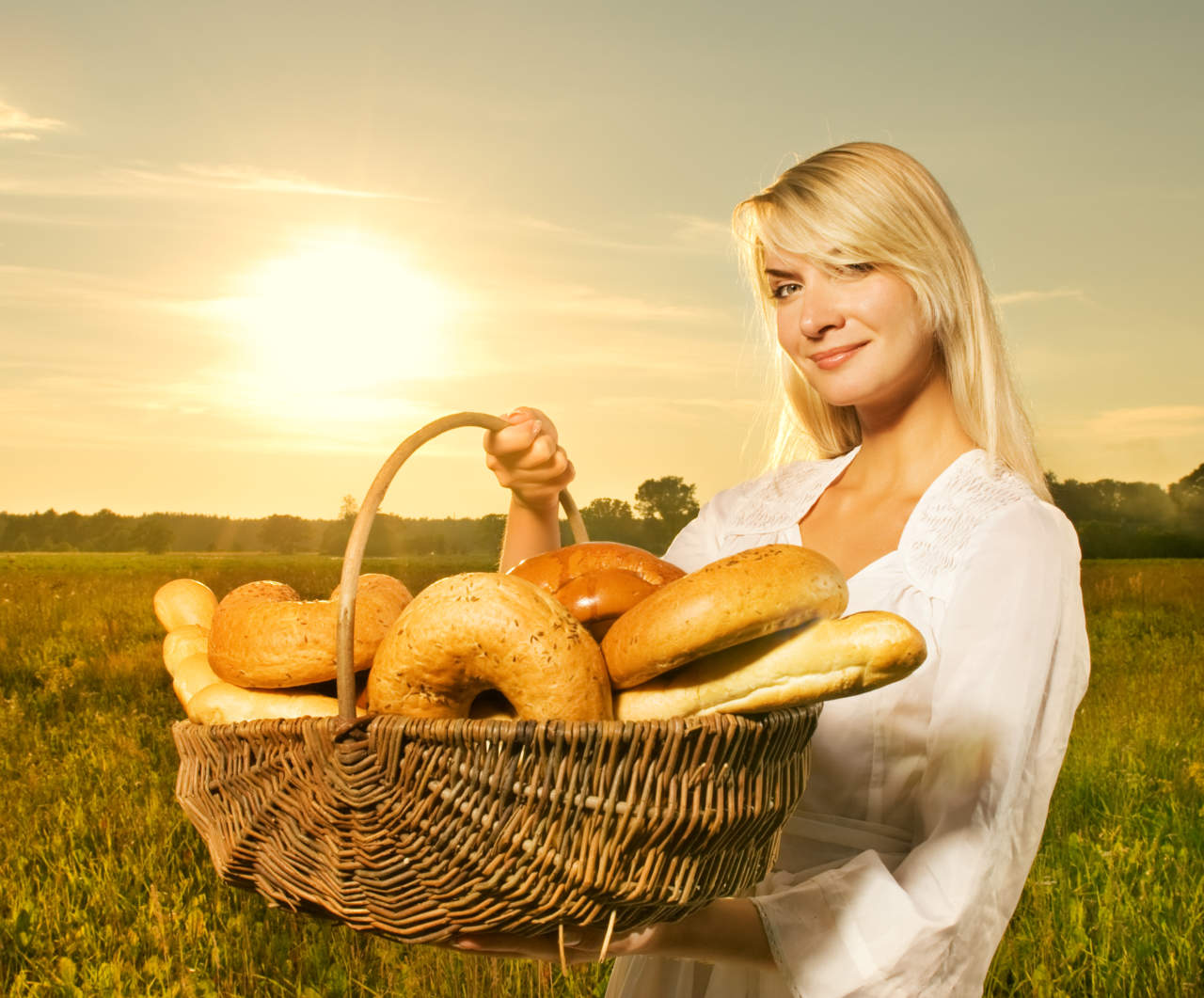 Баба булочка. Корзинка для хлеба. Девушка с хлебом. Булочки девушек. Женщина с корзинкой хлеба.