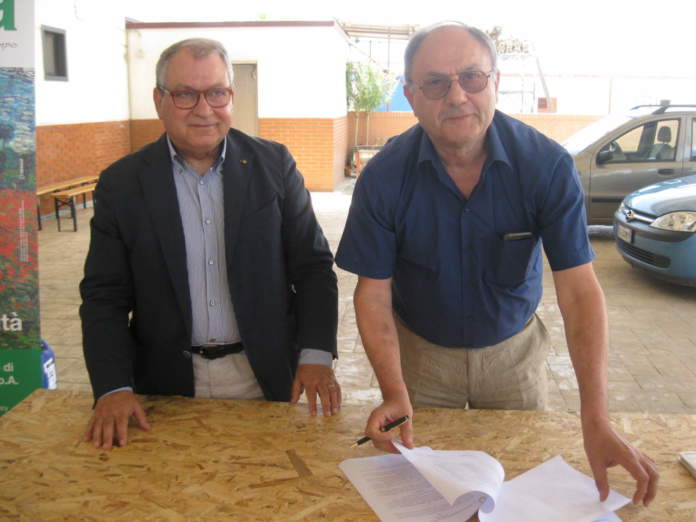 Antonio Nisi (a sinistra) ed Eugenio Tassinari firmano l’accordo fra il Consorzio di tutela e valorizzazione della Lenticchia di Altamura Igp l’Isea | Lenticchia di Altamura