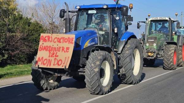La protesta degli agricoltori dilaga anche in Italia